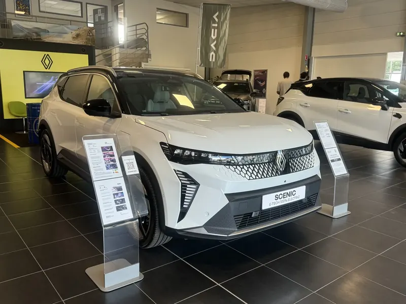 Renault Scénic E-Tech électrique au showroom de Toison d'Or Auto à Ahuy
